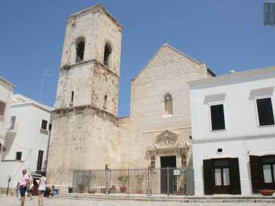 Su questo largo � presente anche la bianca Cattedrale di Santa Maria Assunta, originaria del 672 ma ricostruita nel 1580